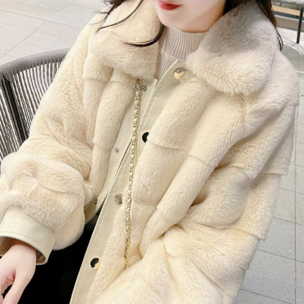 Stay stylish and cozy with our faux fur jacket, the perfect addition to your winter wardrobe.