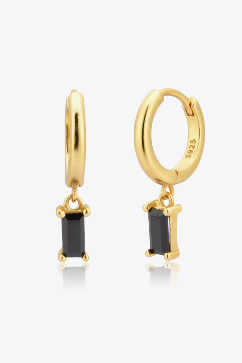 Explore our collection of trendy huggie earrings. Designed for both style and comfort, these earrings are perfect for any occasion. Shop now!