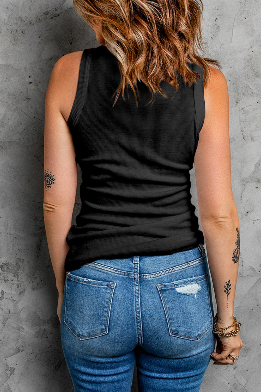 Discover versatile round neck tank tops for a chic and comfortable addition to your wardrobe.